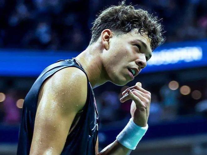 开云体育-德约科维奇新星险胜表现突出，阿森纳前途光明！热度持续攀升-开云体育