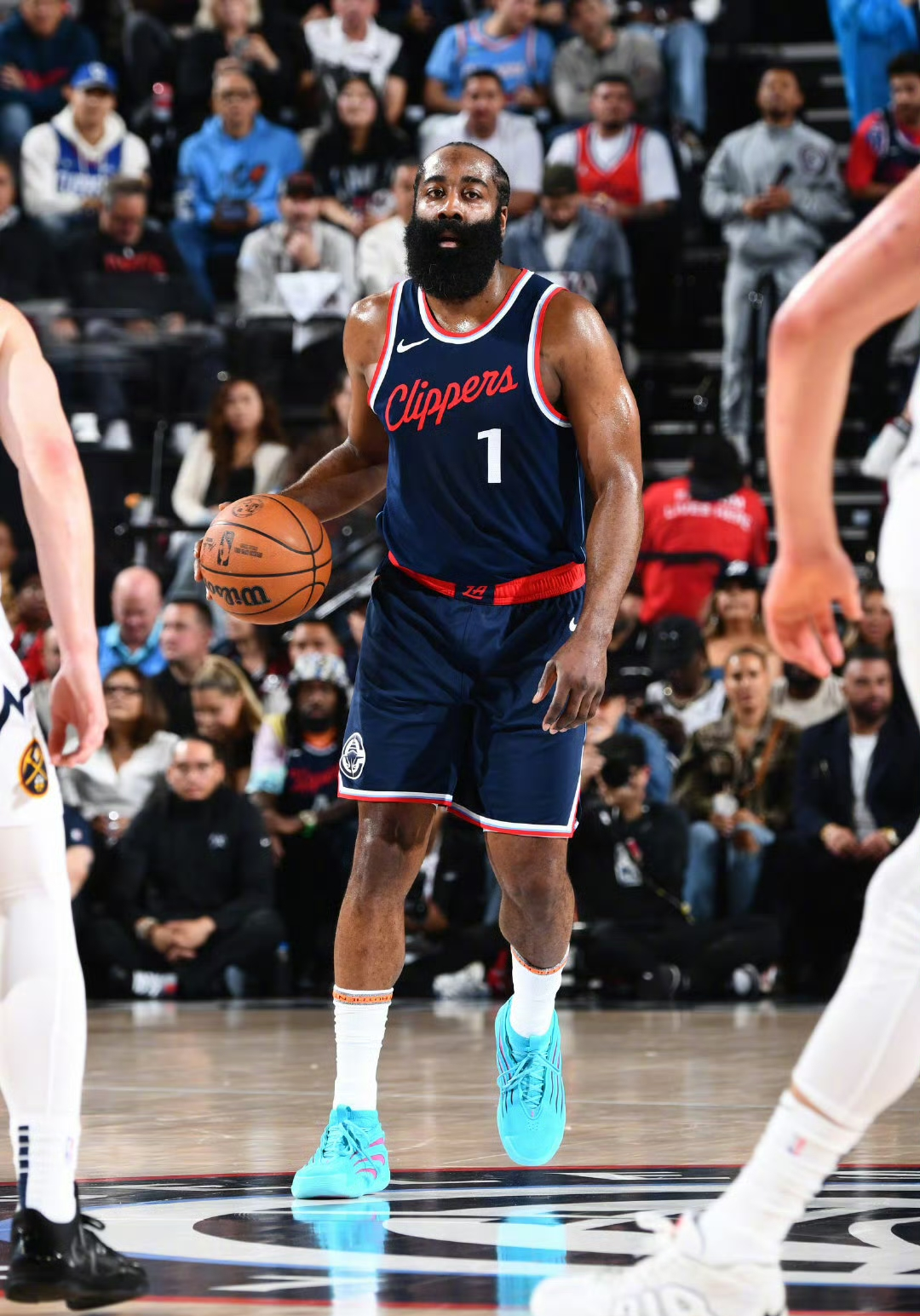 哈登重返赛场,锐不可当首场状态出色,曼联观众沸腾!赛场气氛高涨 哈登重返赛场,锐不可当首场状态出色,曼联观众沸腾!赛场气氛高涨