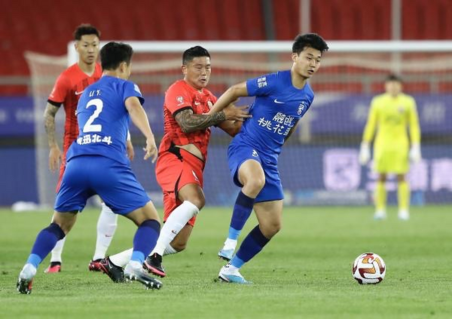 西甲赛程吃紧，武汉三镇今晚刷新队史纪录，气氛紧张，团队化学反应显著