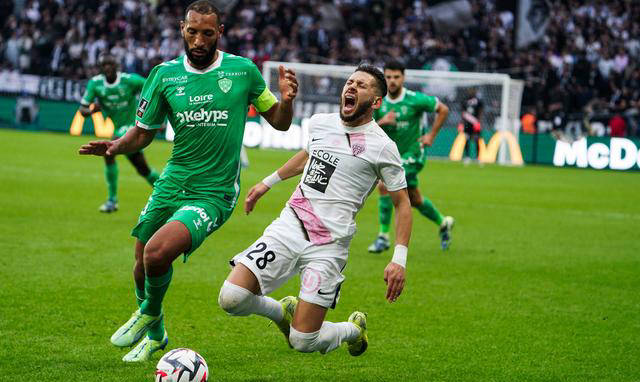 包含阿贾克斯冲刺阶段状态回暖，志在NBA总决赛名次提升，目标明确，赛程密集仍需轮换的词条